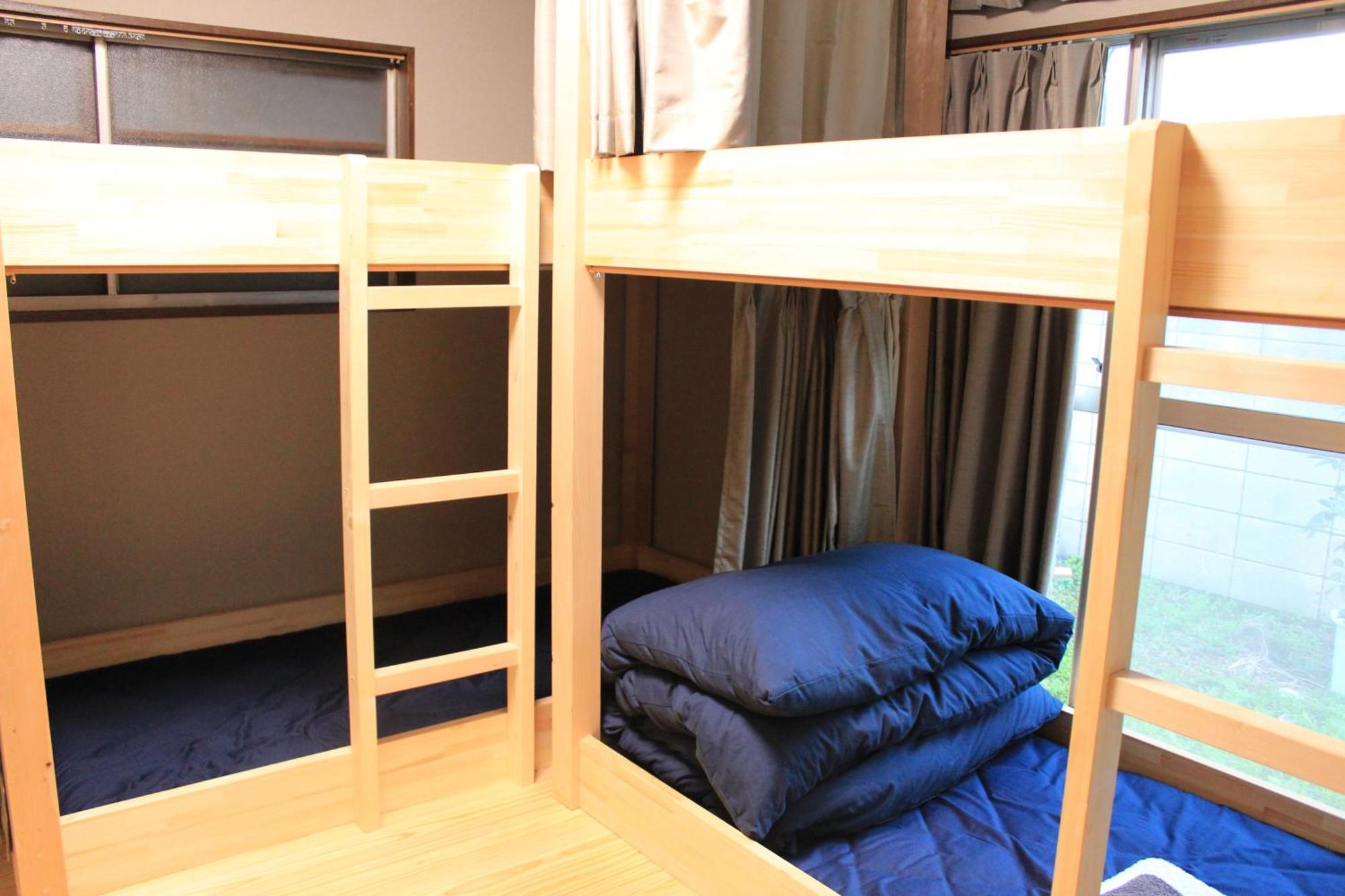 Lits Superposés dans Dortoir Masculin