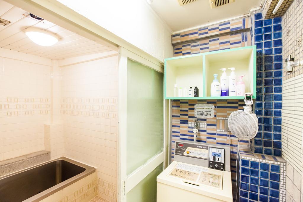 Lit Simple dans Dortoir pour Hommes avec Salle de Bains Commune