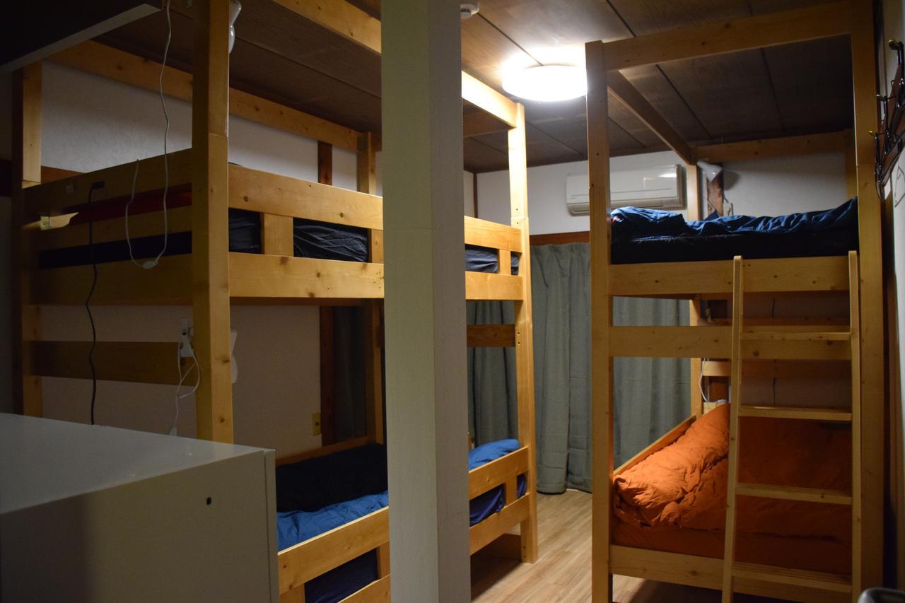 Lits Superposés dans Dortoir Masculin