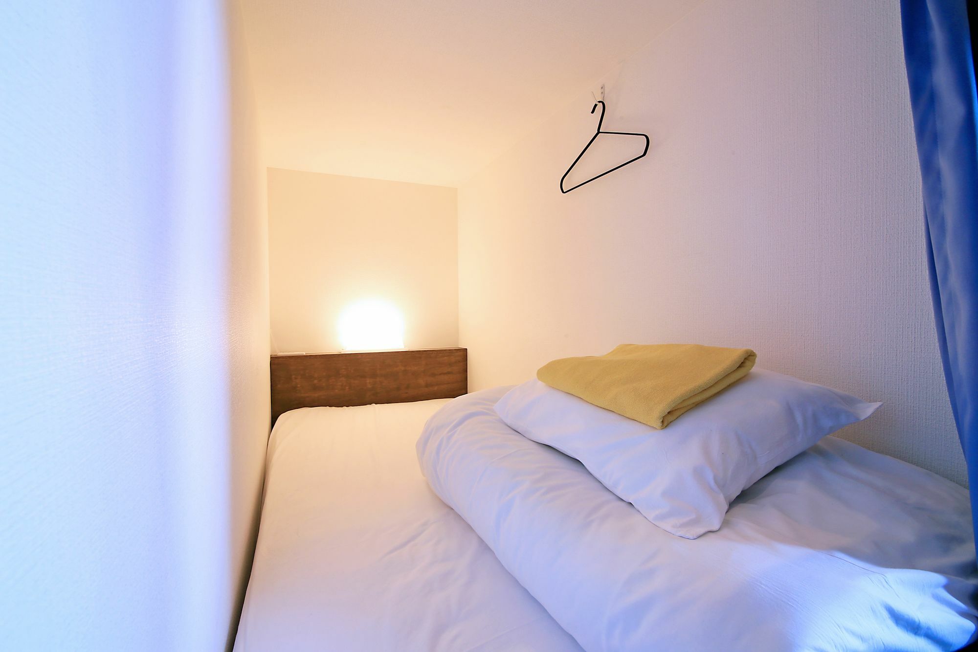Lit Simple dans Dortoir Mixte